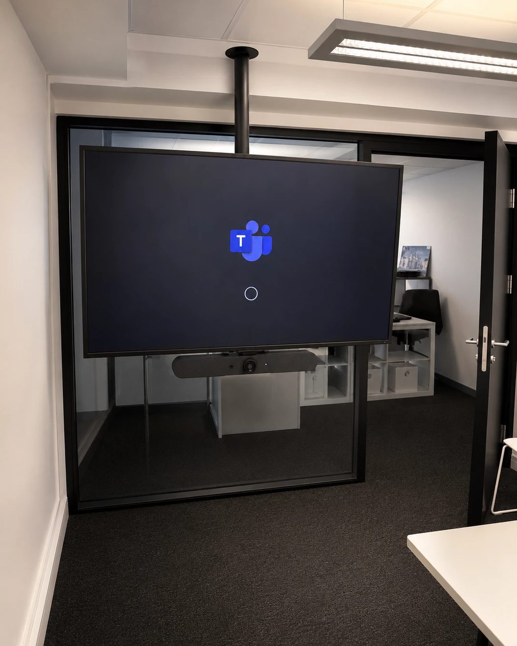 Salle Teams — écran sur support plafond