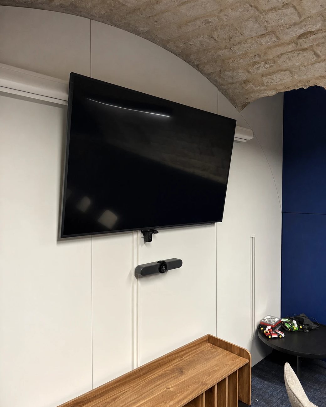 Salle de réunion — écran et barre de visio