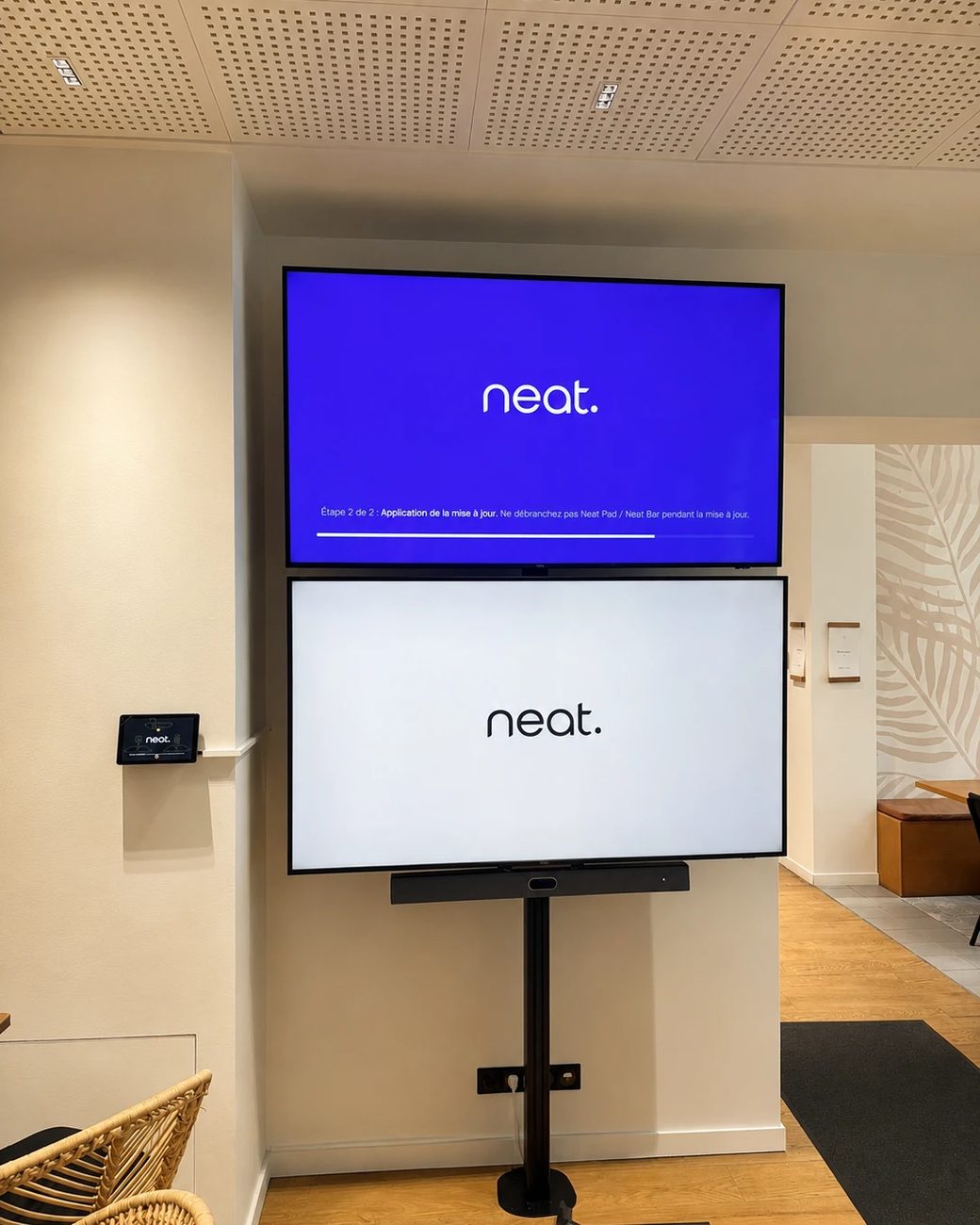 Salle de visioconférence — double écran et barre Neat